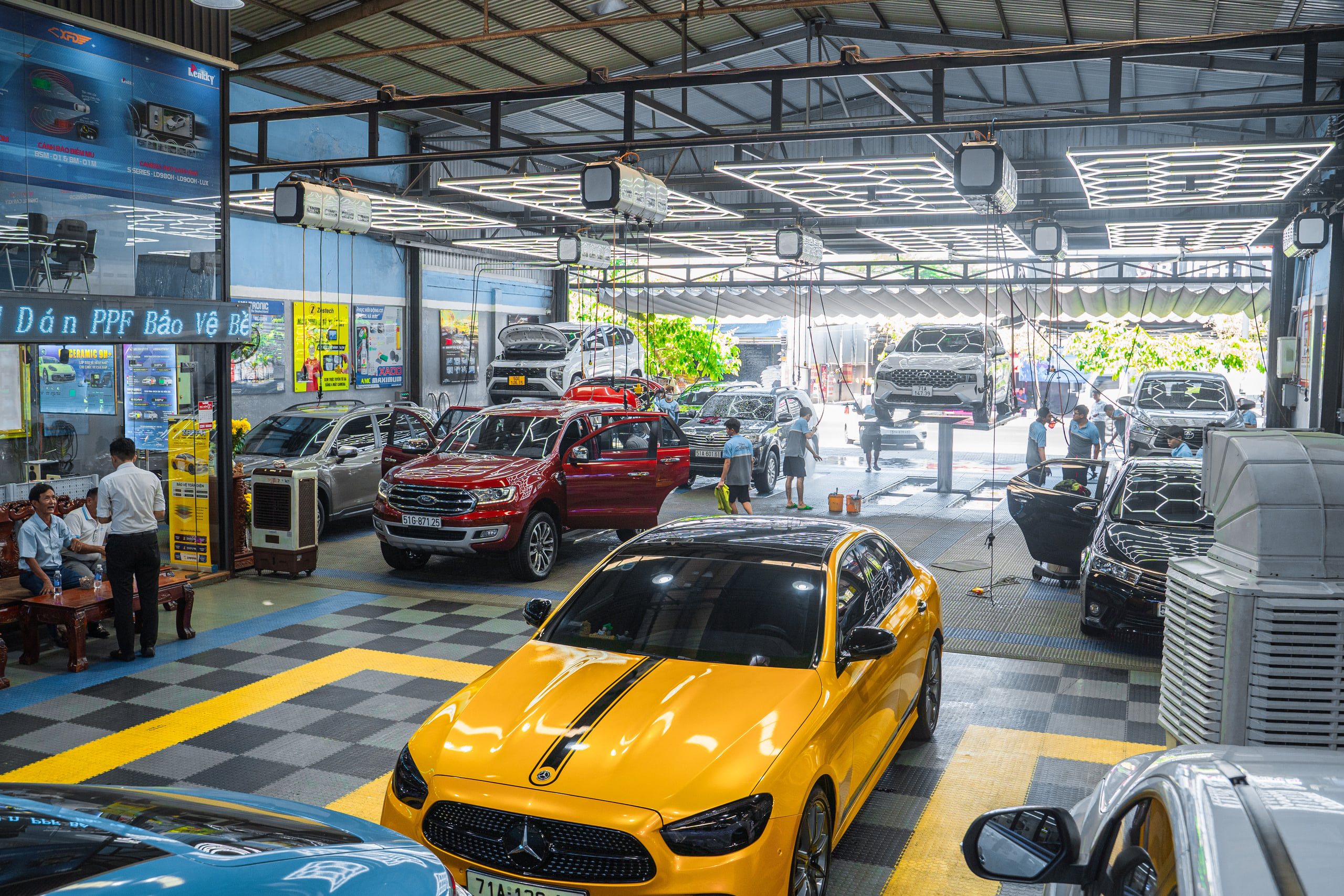 Bên trong xưởng Store Detailing Tân Phú, 108A Tô Hiệu