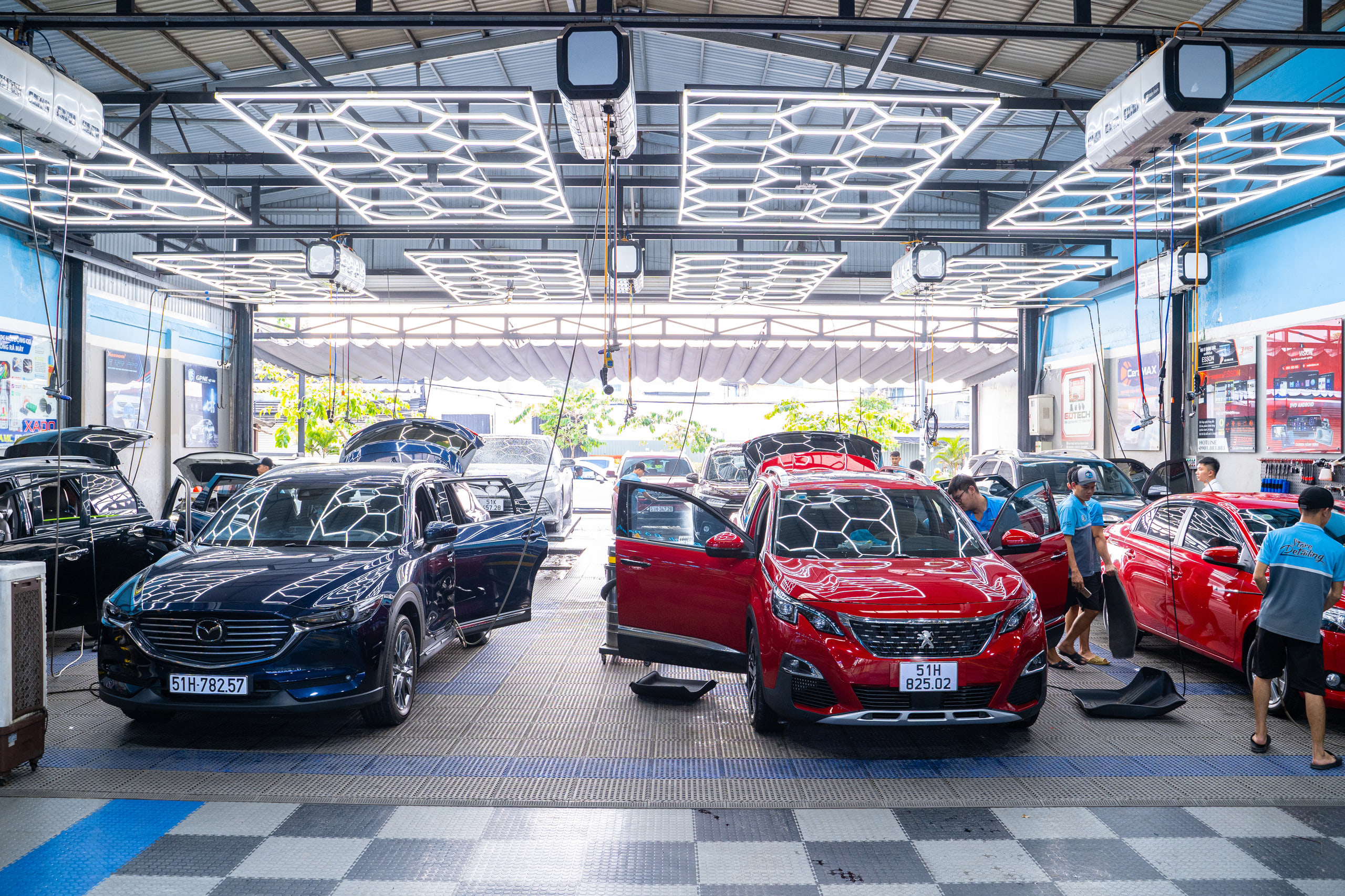 Các khoang thi công trong xưởng Store Detailing Tân Phú