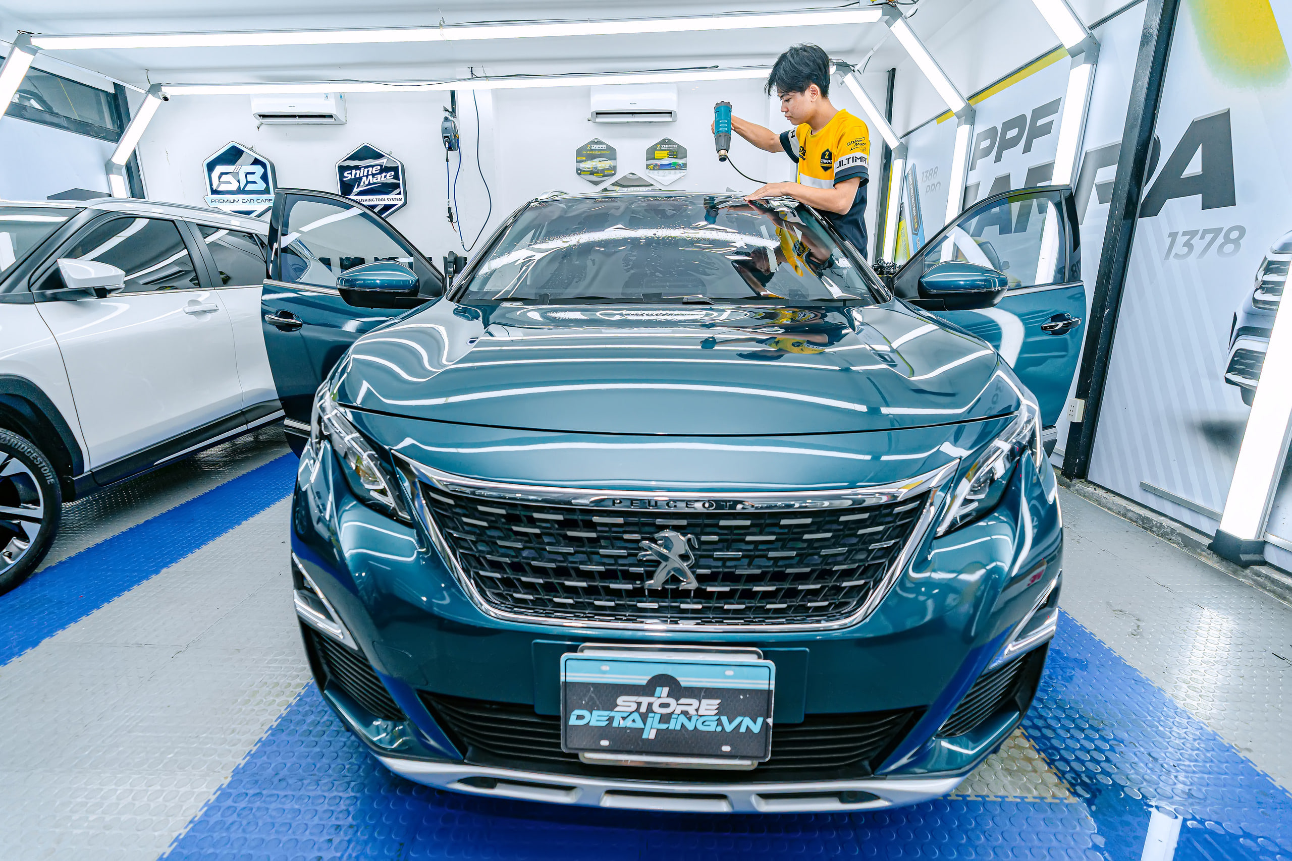 Phòng dán phim kín ở Store Detailing Tân Phú, xe Peugeot 5008 đang dán phim cách nhiệt