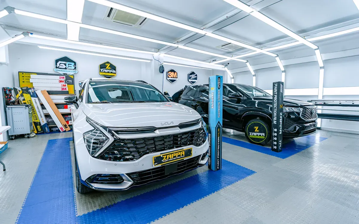 Phòng thi công PPF điều hòa kiểm soát bụi tại Store Detailing