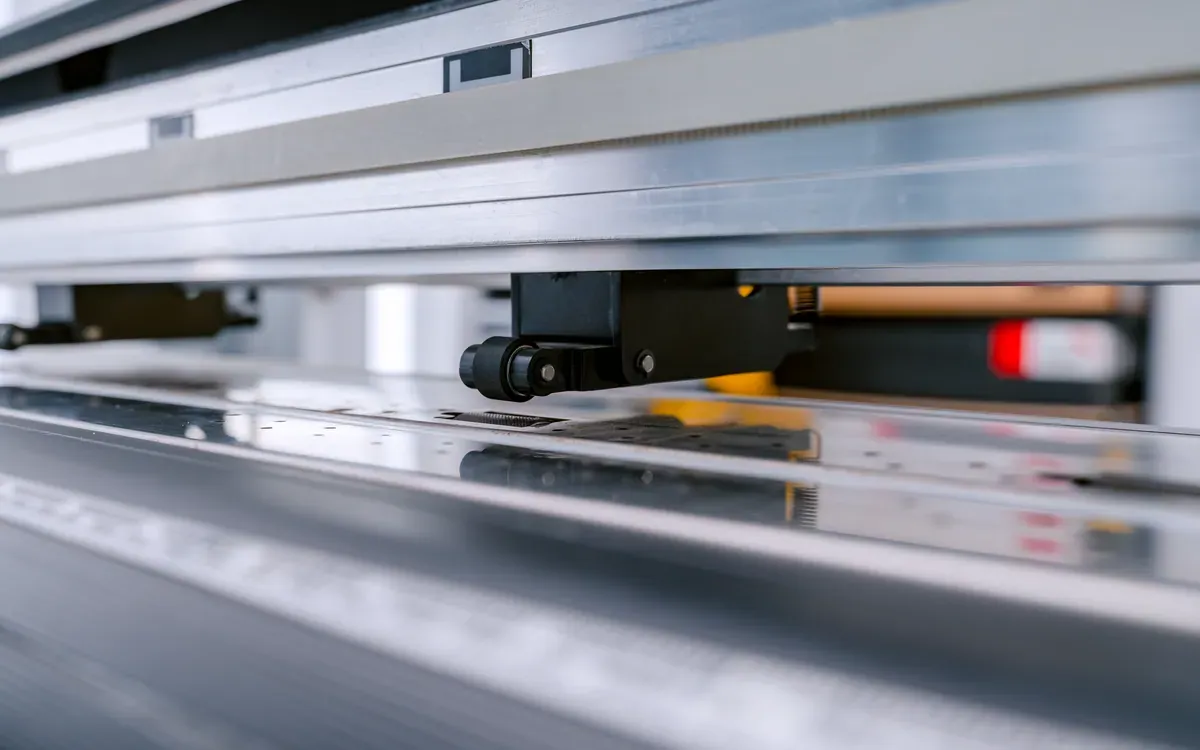 Máy cắt CNC cắt phim PPF chuẩn từng mm theo form đời xe