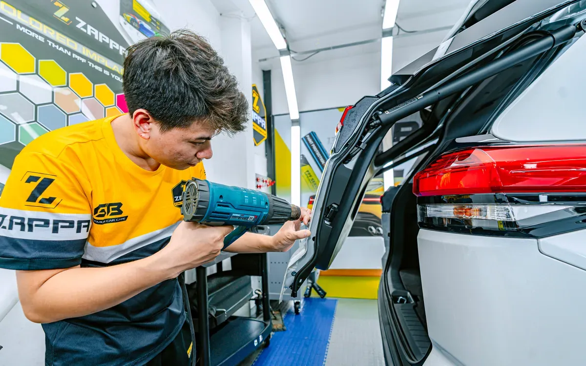 Sấy nhiệt định hình và bo mép PPF cuộn vào trong xe
